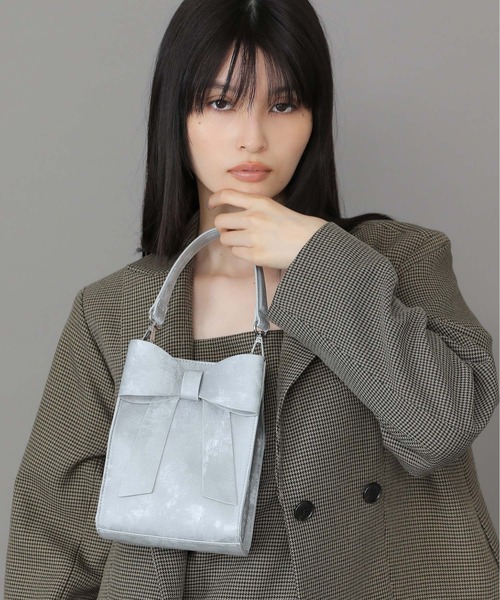 Casselini(キャセリーニ)の「Casselini(キャセリーニ)2WAYリボンミニバッグ(ショルダーバッグ・レディース・ブラック/アイボリー/シルバー/レッド・FREE)」の4枚目の写真