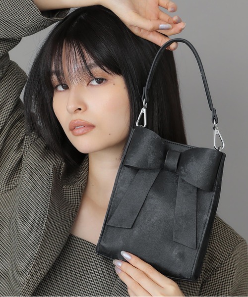 Casselini(キャセリーニ)の「Casselini(キャセリーニ)2WAYリボンミニバッグ(ショルダーバッグ・レディース・ブラック/アイボリー/シルバー/レッド・FREE)」の2枚目の写真