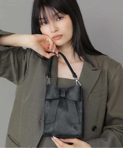 Casselini(キャセリーニ)の「Casselini(キャセリーニ)2WAYリボンミニバッグ(ショルダーバッグ・レディース・ブラック/アイボリー/シルバー/レッド・FREE)」の5枚目の写真