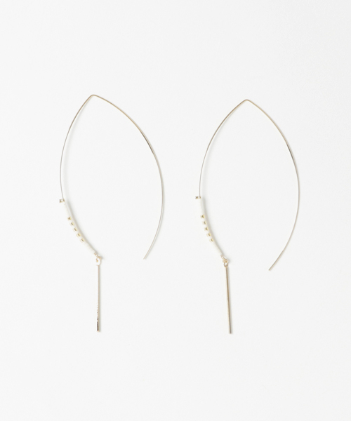 Culture Medium（カルチャーミディアム）の「ロングカーブビーズフックピアス（ピアス（両耳用）・レディース・ブラック/サックスブルー/ホワイト/ピンク・FREE）」の2枚目の写真