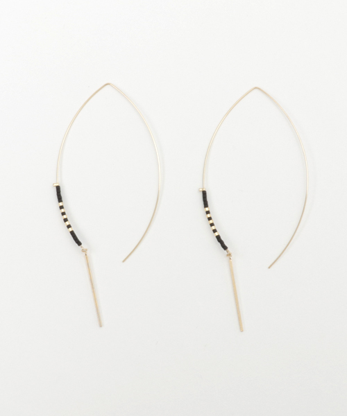 Culture Medium（カルチャーミディアム）の「ロングカーブビーズフックピアス（ピアス（両耳用）・レディース・ブラック/サックスブルー/ホワイト/ピンク・FREE）」の3枚目の写真