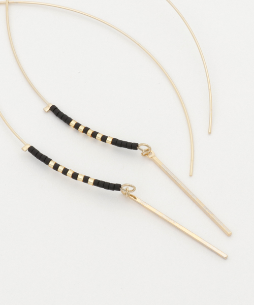 Culture Medium（カルチャーミディアム）の「ロングカーブビーズフックピアス（ピアス（両耳用）・レディース・ブラック/サックスブルー/ホワイト/ピンク・FREE）」の5枚目の写真