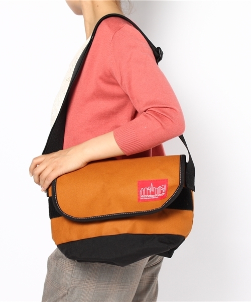 BEAMS BOY（ビームスボーイ）の「●Manhattan Portage / “1605JR” ダックメッセンジャー（トートバッグ・レディース・ライトブラウン・ONE SIZE）」の8枚目の写真