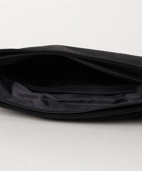 adidas（アディダス）の「アディダス ZNEサコッシュ（ボディバッグ/ウエストポーチ・メンズ・ブラック・ONE SIZE）」の2枚目の写真