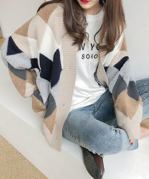 Doula Doula（ドゥーラドゥーラ）の「アーガイル オーバーサイズ ボア ニットカーディガン（カーディガン/ボレロ・レディース・レッド/ネイビー/ベージュ/ブラック/ホワイト/グリーン/キャメル・FREE）」の21枚目の写真