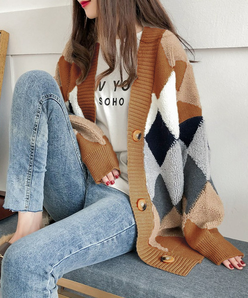 Doula Doula（ドゥーラドゥーラ）の「アーガイル オーバーサイズ ボア ニットカーディガン（カーディガン/ボレロ・レディース・レッド/ネイビー/ベージュ/ブラック/ホワイト/グリーン/キャメル・FREE）」の15枚目の写真