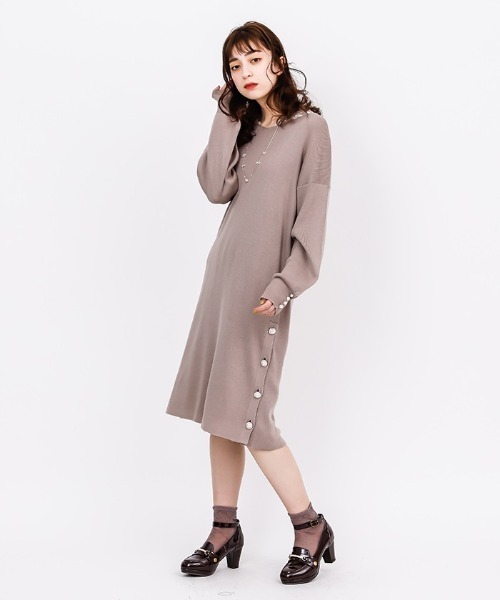 axes femme（アクシーズファム）の「ネックレス付ニットワンピース（ワンピース・レディース・ブラック/ピンク/グレイッシュベージュ・MEDIUM）」の3枚目の写真