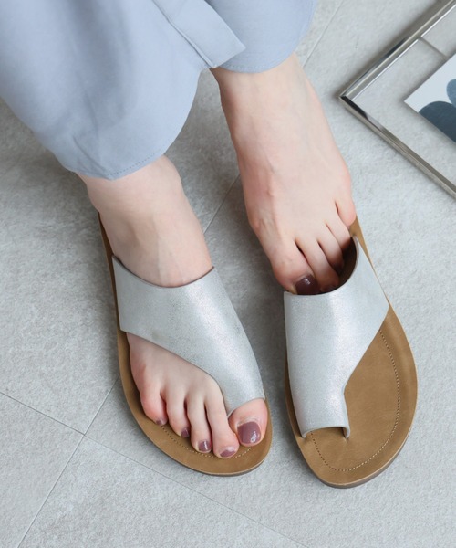 VIVIAN（ヴィヴィアン）の「アシメトングカジュアルコンフォートトングサンダル（サンダル・レディース・アイボリー/シルバー/ベージュ系その他6/グレー系その他7/パイソン/キャメル/D/ダークブラウン/ブラック/ホワイト/ゼブラ/ナチュラル/ホワイト×レッド/ゴールド/プラチナム・L/LL/M/S/XL）」の11枚目の写真