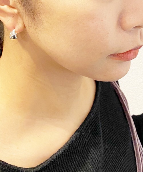 Blanche(ブランシュ)の「Blanche ブランシュ ボリュームデザインフープピアス Cheri(シェリ) SILVER(ピアス(両耳用)・レディース・シルバー/ゴールド・FREE)」の7枚目の写真