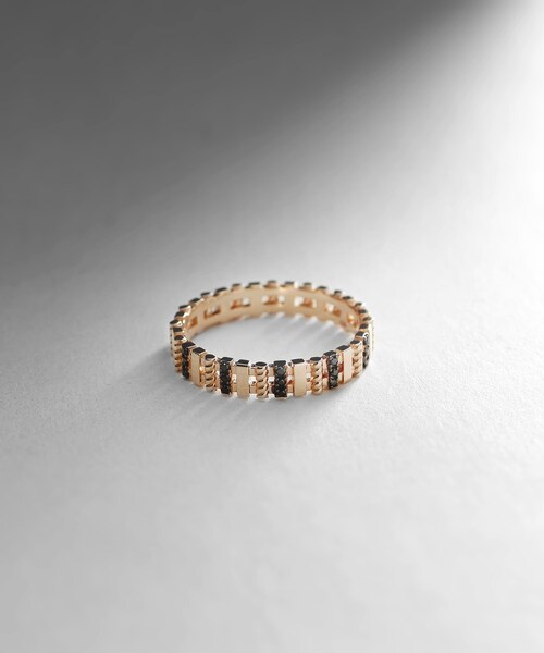 COCOSHNIK(ココシュニック)の「K10ブラックダイヤモンド 縄目×平打ちリング(リング・レディース・チャコール・12号/14号/10号)」の1枚目の写真