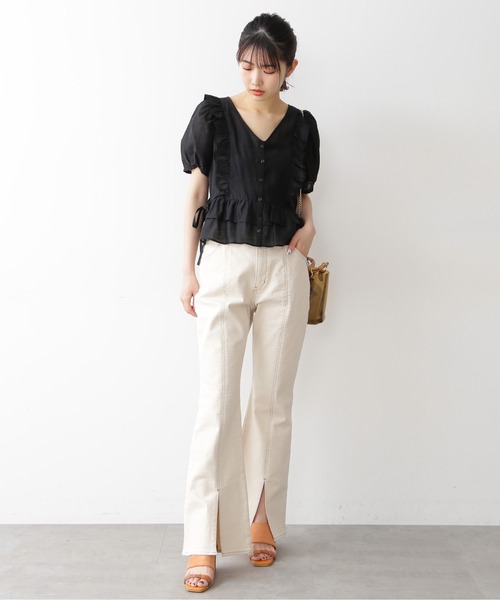 FREE'S MART（フリーズマート）の「【Sシリーズ対応】◆アシメベルトフロントスリットフレアデニムパンツ（デニムパンツ・レディース・ホワイト系その他/ブラック系その他/ライトインディゴブルー・SMALL/MEDIUM）」の5枚目の写真