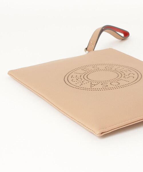 Guess（ゲス）の「EDENA Wristlet（クラッチバッグ・レディース・キャメル・ONE SIZE）」の3枚目の写真