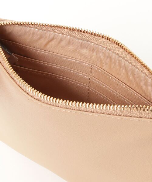 Guess（ゲス）の「EDENA Wristlet（クラッチバッグ・レディース・キャメル・ONE SIZE）」の4枚目の写真