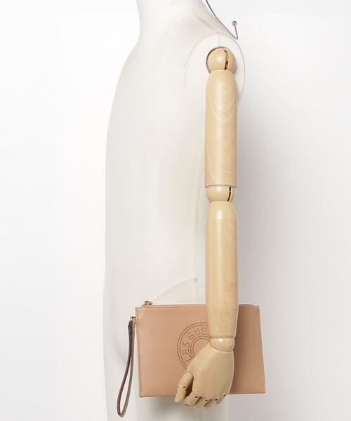 Guess（ゲス）の「EDENA Wristlet（クラッチバッグ・レディース・キャメル・ONE SIZE）」の5枚目の写真