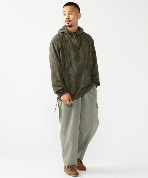 BEAMS PLUS（ビームスプラス）の「BEAMS PLUS / ジオメトリック プリント アノラック パーカ（ナイロンジャケット・メンズ・ネイビー/オリーブ・SMALL/MEDIUM/LARGE/X-LARGE）」の16枚目の写真