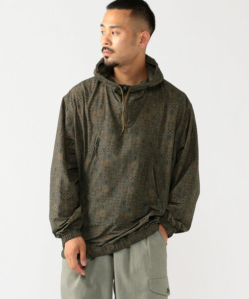 BEAMS PLUS（ビームスプラス）の「BEAMS PLUS / ジオメトリック プリント アノラック パーカ（ナイロンジャケット・メンズ・ネイビー/オリーブ・SMALL/MEDIUM/LARGE/X-LARGE）」の3枚目の写真