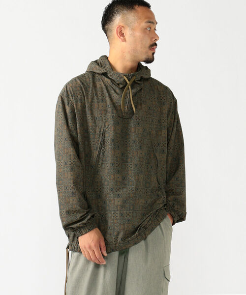BEAMS PLUS（ビームスプラス）の「BEAMS PLUS / ジオメトリック プリント アノラック パーカ（ナイロンジャケット・メンズ・ネイビー/オリーブ・SMALL/MEDIUM/LARGE/X-LARGE）」の6枚目の写真