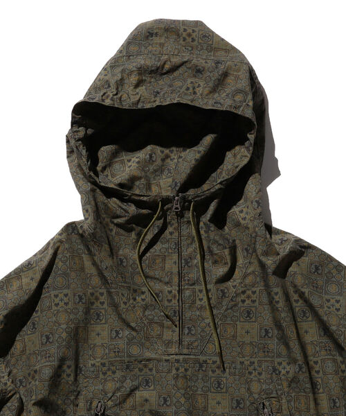 BEAMS PLUS（ビームスプラス）の「BEAMS PLUS / ジオメトリック プリント アノラック パーカ（ナイロンジャケット・メンズ・ネイビー/オリーブ・SMALL/MEDIUM/LARGE/X-LARGE）」の17枚目の写真