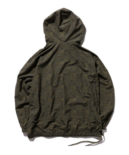BEAMS PLUS（ビームスプラス）の「BEAMS PLUS / ジオメトリック プリント アノラック パーカ（ナイロンジャケット・メンズ・ネイビー/オリーブ・SMALL/MEDIUM/LARGE/X-LARGE）」の4枚目の写真