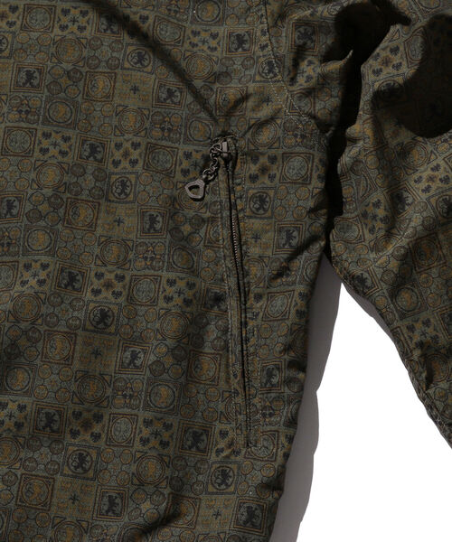 BEAMS PLUS（ビームスプラス）の「BEAMS PLUS / ジオメトリック プリント アノラック パーカ（ナイロンジャケット・メンズ・ネイビー/オリーブ・SMALL/MEDIUM/LARGE/X-LARGE）」の12枚目の写真