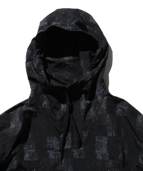 BEAMS PLUS（ビームスプラス）の「BEAMS PLUS / ジオメトリック プリント アノラック パーカ（ナイロンジャケット・メンズ・ネイビー/オリーブ・SMALL/MEDIUM/LARGE/X-LARGE）」の10枚目の写真