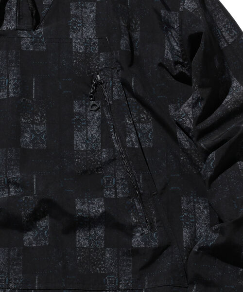 BEAMS PLUS（ビームスプラス）の「BEAMS PLUS / ジオメトリック プリント アノラック パーカ（ナイロンジャケット・メンズ・ネイビー/オリーブ・SMALL/MEDIUM/LARGE/X-LARGE）」の18枚目の写真