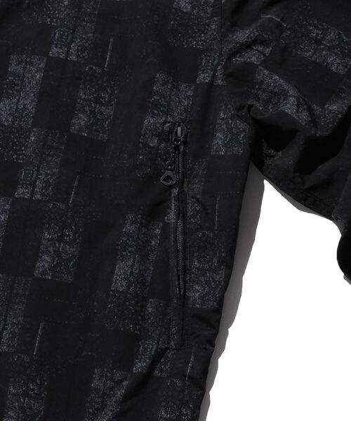 BEAMS PLUS（ビームスプラス）の「BEAMS PLUS / ジオメトリック プリント アノラック パーカ（ナイロンジャケット・メンズ・ネイビー/オリーブ・SMALL/MEDIUM/LARGE/X-LARGE）」の8枚目の写真