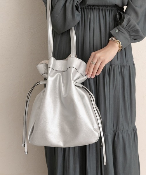 RODE SKO(ロデスコ)の「キンチャク風トートバッグ(トートバッグ・レディース・ブラック/アイボリー/シルバー/キャメル/ブルー/オリーブ・ONE)」の6枚目の写真