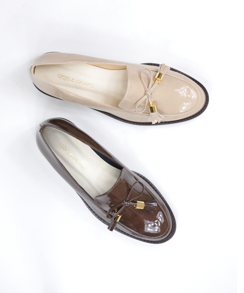 シュープラザ(シュープラザ)の「【Sweet table】 タッセル付きエナメルローファーパンプス(ローファー・レディース・ブラック/ダークブラウン/ベージュ/グレー・23.5cm/24.5cm/23.0cm/22.5cm/24.0cm)」の4枚目の写真