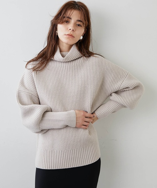 Whim Gazette(ウィムガゼット)の「ハイネックボリュームスリーブプルオーバー(ニット/セーター・レディース・オフホワイト/サンドベージュ・FREE)」の2枚目の写真