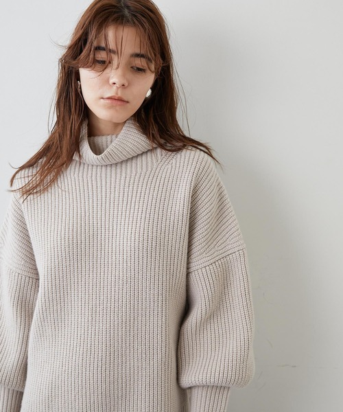 Whim Gazette(ウィムガゼット)の「ハイネックボリュームスリーブプルオーバー(ニット/セーター・レディース・オフホワイト/サンドベージュ・FREE)」の9枚目の写真