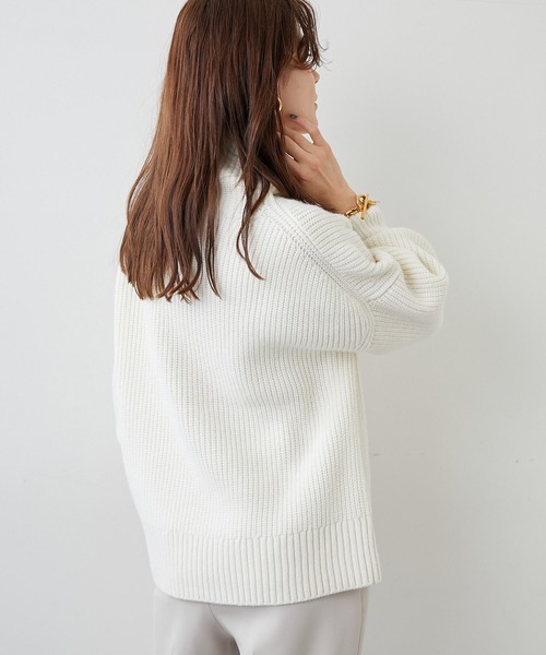 Whim Gazette(ウィムガゼット)の「ハイネックボリュームスリーブプルオーバー(ニット/セーター・レディース・オフホワイト/サンドベージュ・FREE)」の11枚目の写真