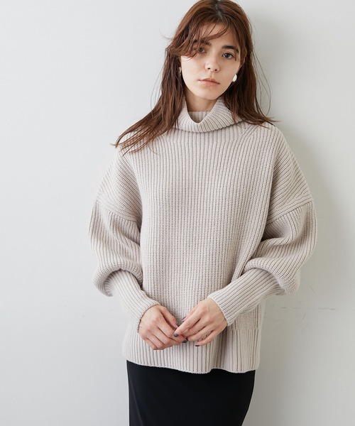 Whim Gazette(ウィムガゼット)の「ハイネックボリュームスリーブプルオーバー(ニット/セーター・レディース・オフホワイト/サンドベージュ・FREE)」の4枚目の写真
