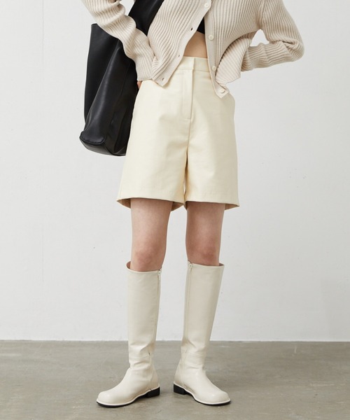 FEKETE(フェケテ)の「FEKETE VEGAN LEATHER SHORT PANTS(その他パンツ・レディース・ホワイト/ブラック・FREE)」の1枚目の写真