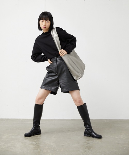 FEKETE(フェケテ)の「FEKETE VEGAN LEATHER SHORT PANTS(その他パンツ・レディース・ホワイト/ブラック・FREE)」の7枚目の写真