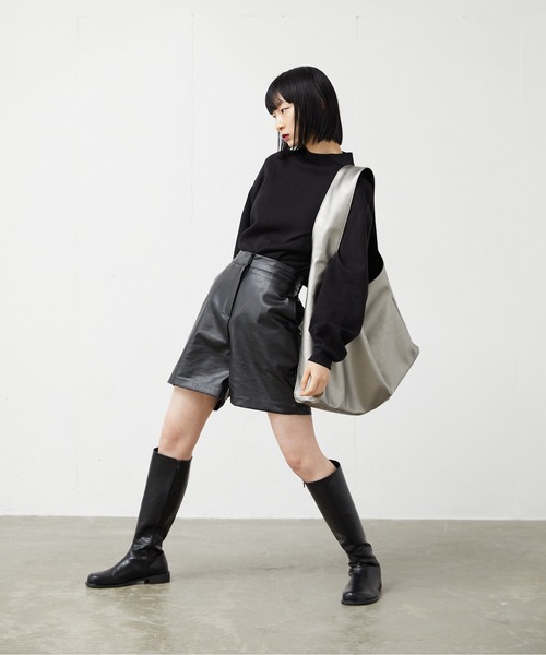 FEKETE(フェケテ)の「FEKETE VEGAN LEATHER SHORT PANTS(その他パンツ・レディース・ホワイト/ブラック・FREE)」の15枚目の写真