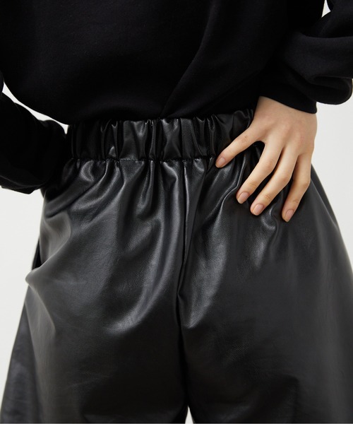 FEKETE(フェケテ)の「FEKETE VEGAN LEATHER SHORT PANTS(その他パンツ・レディース・ホワイト/ブラック・FREE)」の20枚目の写真