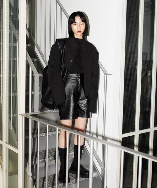 FEKETE(フェケテ)の「FEKETE VEGAN LEATHER SHORT PANTS(その他パンツ・レディース・ホワイト/ブラック・FREE)」の10枚目の写真