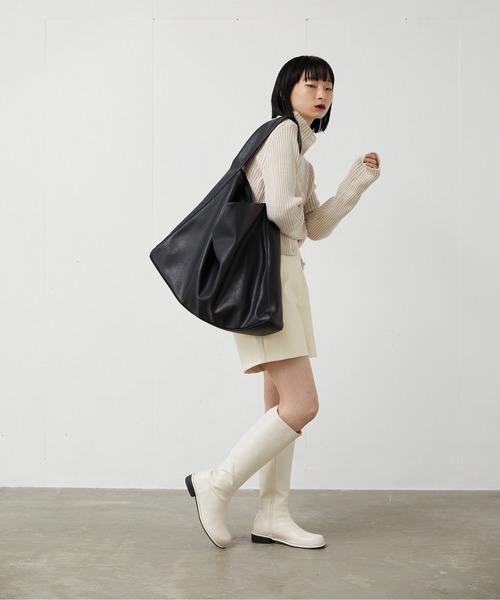 FEKETE(フェケテ)の「FEKETE VEGAN LEATHER SHORT PANTS(その他パンツ・レディース・ホワイト/ブラック・FREE)」の5枚目の写真