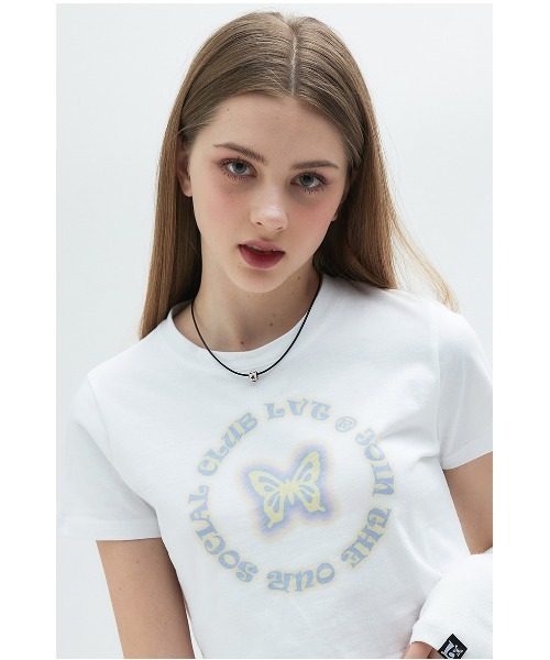 LUVISTRUE(ラヴイズトゥルー)の「A'GEM/9 × .kom『LUV IS TRUE/ラブ イズ トゥルー』BUTTERFLY TEE/クロップド丈 バタフライデザイン半袖カットソー(Tシャツ/カットソー・レディース・ホワイト/チャコールグレー/ブラック・FREE)」の1枚目の写真