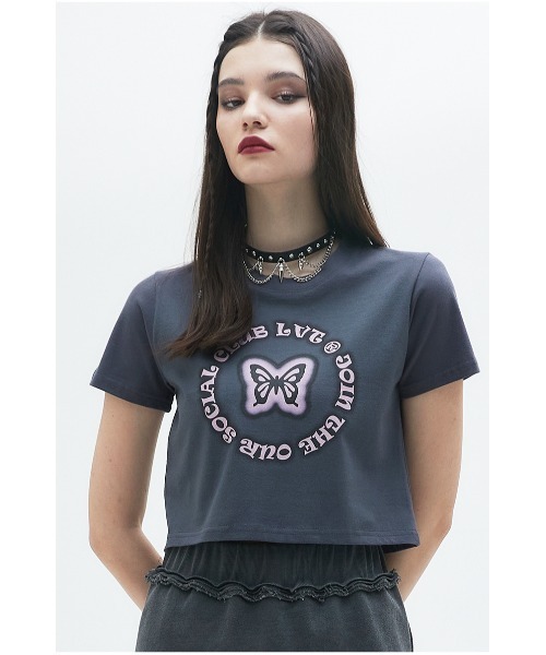 LUVISTRUE(ラヴイズトゥルー)の「A'GEM/9 × .kom『LUV IS TRUE/ラブ イズ トゥルー』BUTTERFLY TEE/クロップド丈 バタフライデザイン半袖カットソー(Tシャツ/カットソー・レディース・ホワイト/チャコールグレー/ブラック・FREE)」の3枚目の写真