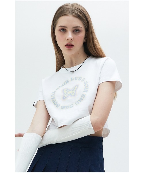 LUVISTRUE(ラヴイズトゥルー)の「A'GEM/9 × .kom『LUV IS TRUE/ラブ イズ トゥルー』BUTTERFLY TEE/クロップド丈 バタフライデザイン半袖カットソー(Tシャツ/カットソー・レディース・ホワイト/チャコールグレー/ブラック・FREE)」の4枚目の写真