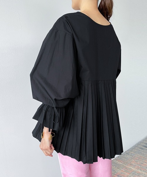 バックプリーツボリュームスリーブイレギュラーヘムブラウス