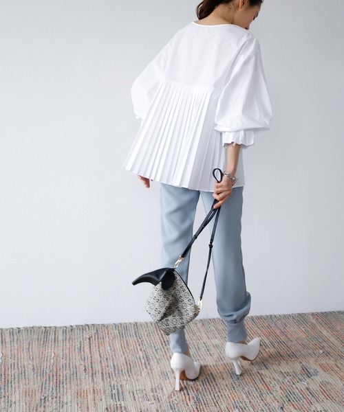 バックプリーツボリュームスリーブイレギュラーヘムブラウス