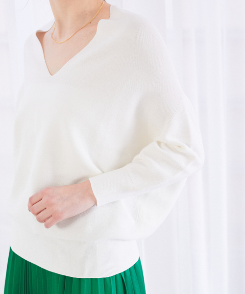 Rouge vif（ルージュヴィフ）の「ホールガーメントVネックプル