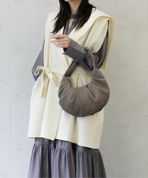Per sist ence（パーシエンス）の「Per sist ence/パーシエンス　PUエンボスプリーツ ハーフムーンバッグ（ハンドバッグ・レディース・グリーン/グレイッシュベージュ/ブラック/アイボリー・FREE）」の3枚目の写真