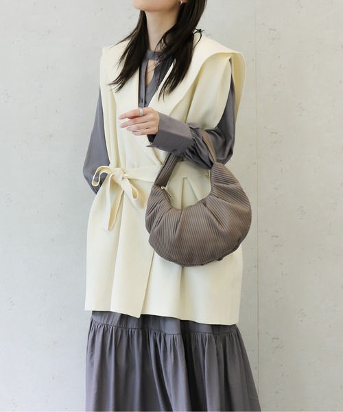 Per sist ence（パーシエンス）の「Per sist ence/パーシエンス　PUエンボスプリーツ ハーフムーンバッグ（ハンドバッグ・レディース・グリーン/グレイッシュベージュ/ブラック/アイボリー・FREE）」の10枚目の写真