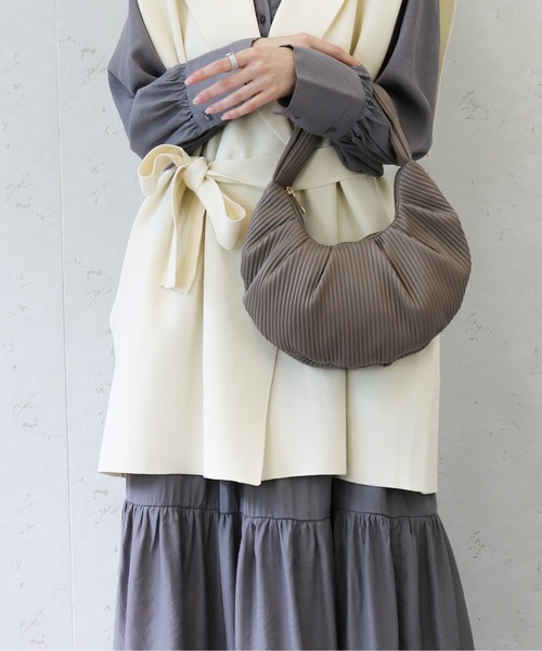 Per sist ence（パーシエンス）の「Per sist ence/パーシエンス　PUエンボスプリーツ ハーフムーンバッグ（ハンドバッグ・レディース・グリーン/グレイッシュベージュ/ブラック/アイボリー・FREE）」の13枚目の写真