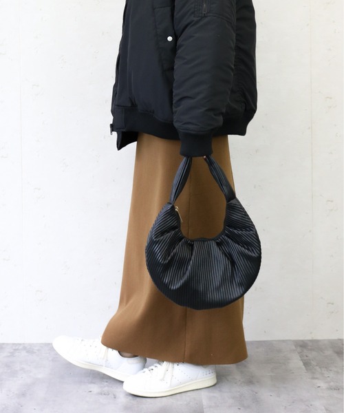 Per sist ence（パーシエンス）の「Per sist ence/パーシエンス　PUエンボスプリーツ ハーフムーンバッグ（ハンドバッグ・レディース・グリーン/グレイッシュベージュ/ブラック/アイボリー・FREE）」の21枚目の写真