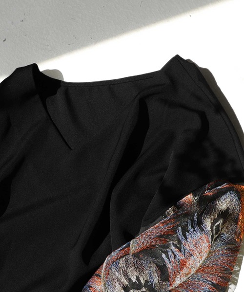 antiqua(アンティカ)の「刺繍デザイントップス(Tシャツ/カットソー・レディース・ブラック・FREE)」の6枚目の写真
